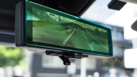 「スワコーさん、こんなこともできるんだ！」と知ってほしいから、ズバッと取引事例を紹介します。～車載電子ミラー用HCフィルム加工～のアイキャッチ画像