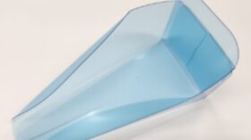 誤嚥防止に配慮した角度で服薬介助を行うくすりんトレイの活用シーン