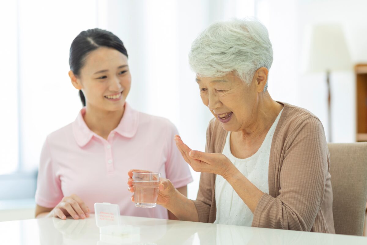 高齢者の服薬介助をスムーズにするコツ｜薬の飲みこぼしを防ぐ「くすりんトレイ」の活用法