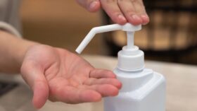 介護現場での感染対策に貢献する使い捨て服薬補助シート「くすりんトレイ」