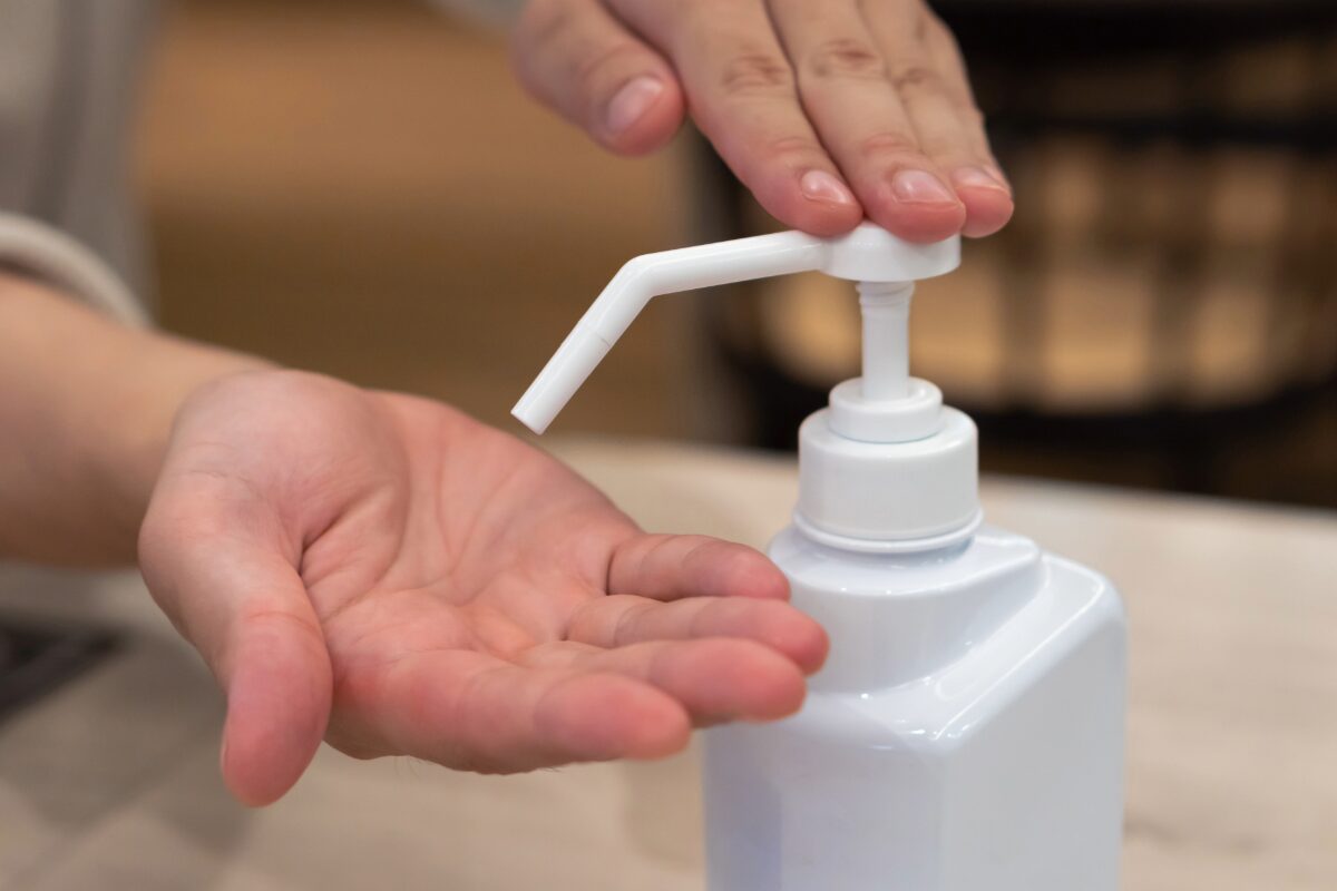 介護現場の感染対策と衛生管理｜使い捨て服薬トレイで業務効率を向上させる方法