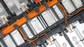 リチウムイオン電池内部の短絡を防ぐ高精度な絶縁フィルム・テープの加工イメージ