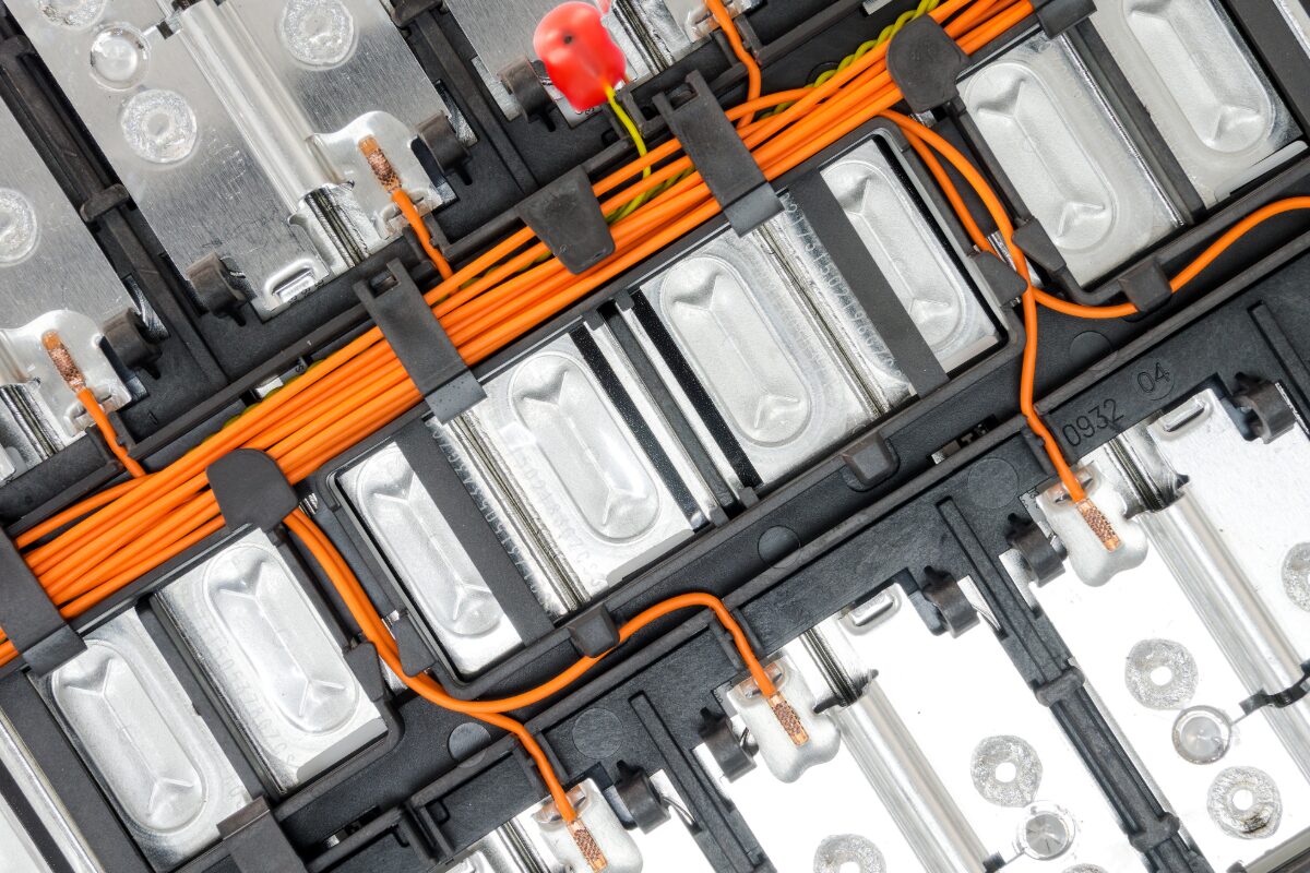 リチウムイオン電池の短絡（ショート）を防ぐ絶縁材の精密加工｜バリ抑制と高精度スリットの重要性