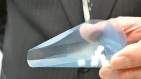 手指が不自由な方の自立を支援する服薬自助具としてのくすりんトレイ活用イメージ