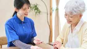 手指が不自由な方の自立を支援する服薬自助具としてのくすりんトレイ活用イメージ