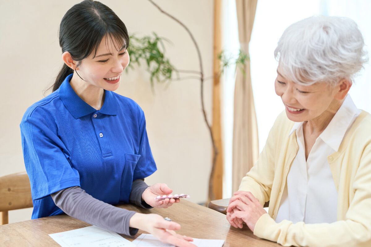 薬を飲みやすくする自助具の選び方｜自立を支援する「くすりんトレイ」の活用法