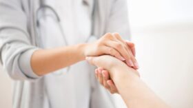 点滴ルート固定の業務効率を改善する三方活栓用皮膚損傷防止シート