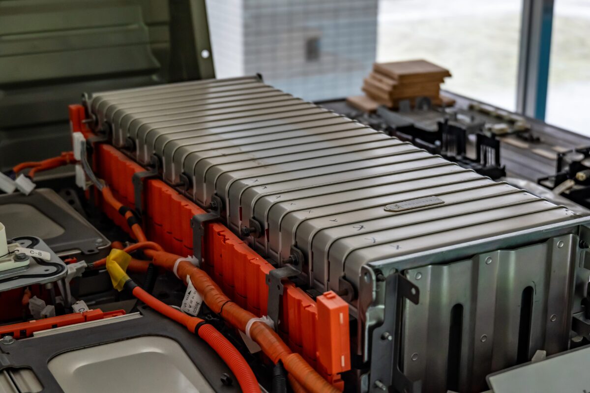 リチウムイオン電池の熱暴走を防ぐ「セル間断熱材」とは？安全性を高める精密加工の重要性