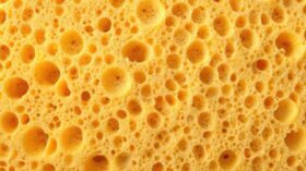 リチウムイオン電池パック内部の振動・衝撃を吸収する精密加工された緩衝材・スポンジのイメージ