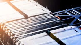 リチウムイオン電池の冷却効率を高めるために精密加工されたシリコン系熱伝導シート（TIM）