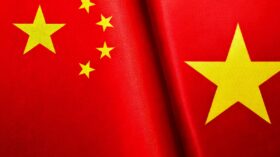 スワコーのグローバルネットワーク：日本・中国・ベトナムを結ぶ精密部品供給体制のイメージ