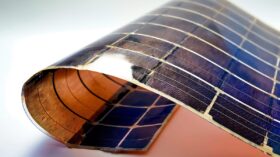 次世代ペロブスカイト太陽電池の寿命を支える、高気密な封止材（バリアフィルム）の精密スリット加工