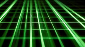 金型を使用せず、CADデータから直接レーザーで精密に切り出される高機能フィルム試作の様子