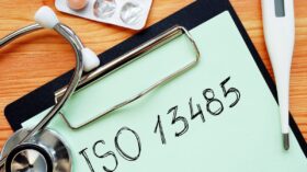ISO13485認証に基づき、厳格な品質管理体制で製造される精密部材のイメージ